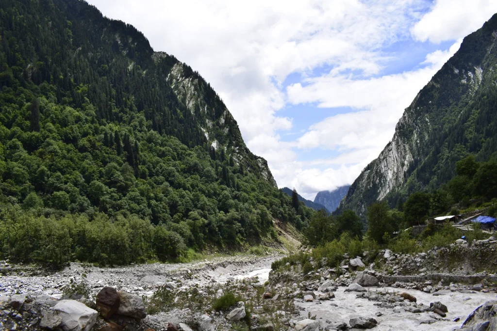 Best Time to Visit Valley of Flowers in 2026: Flower Seasons, Weather & Crowd-Avoidance Tips